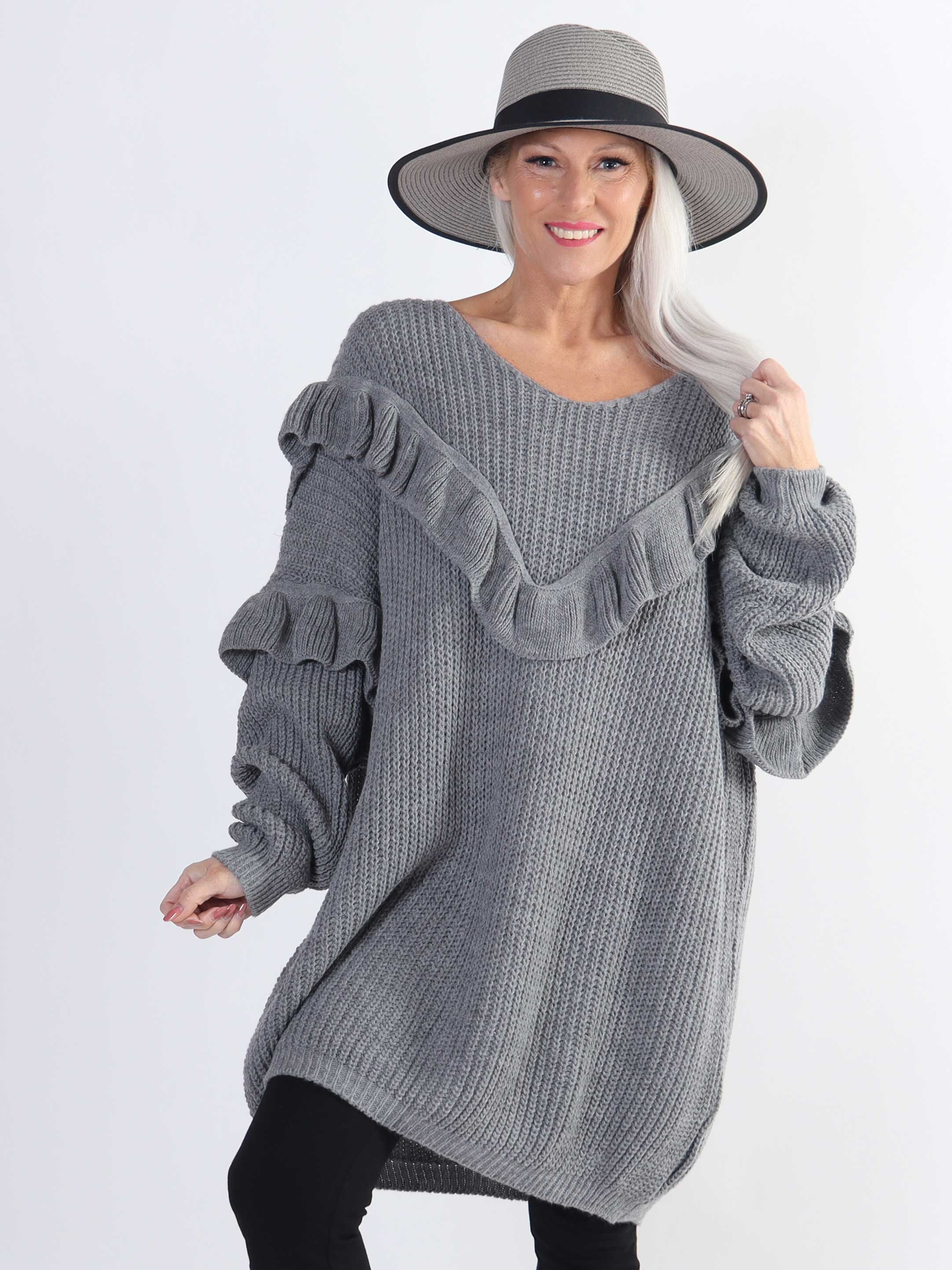 Ellis Dress - Lækker plus size strikkjole med fine flæsedetaljer